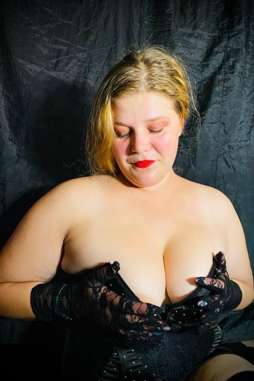 Проститутка Позитивная пчелка, в Питере у метро метро Комендантский проспект