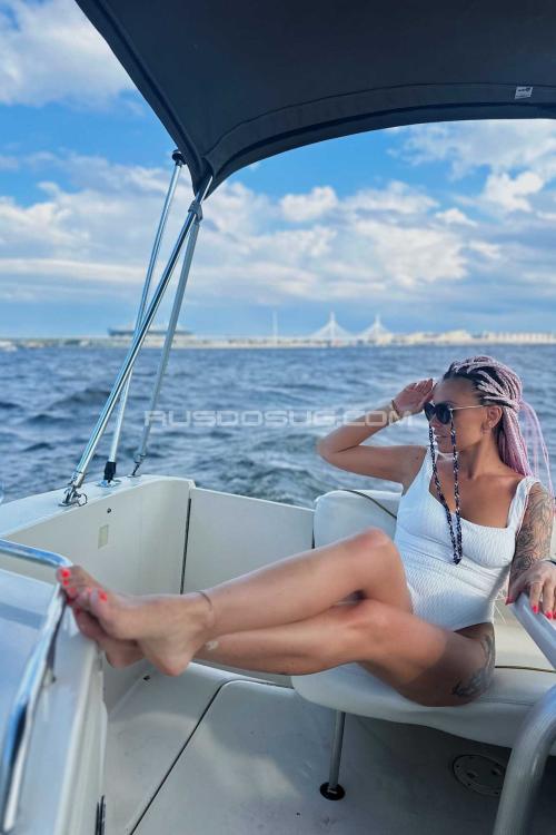 Проститутка Кэрри, Питера у метро Парк Победы