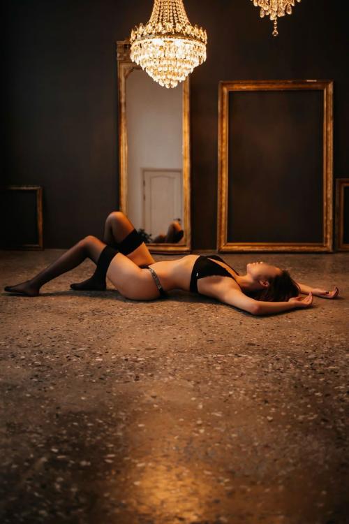 Девушка Проститутка в Питере у метро Невский проспект