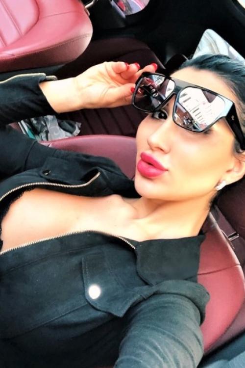 Девушка Проститутка в Питере у метро Гостиный двор