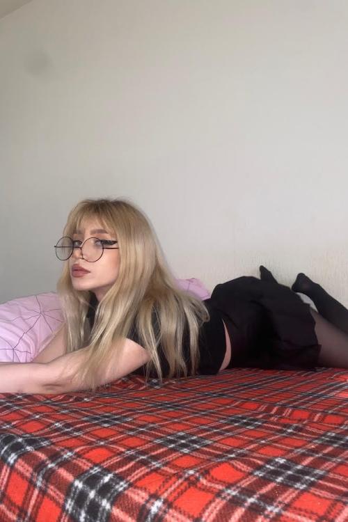 Девушка Проститутка в Питере у метро Московская