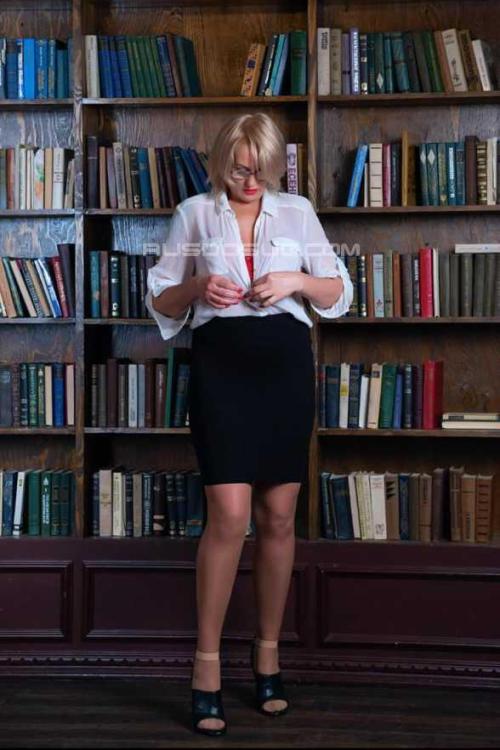 Девушка Проститутка в Питере у метро Московская