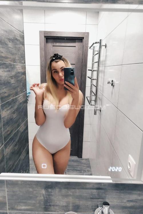 Девушка Проститутка в Питере у метро Невский проспект